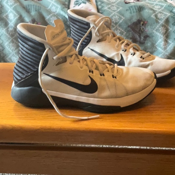 Men’s Size 9.5 Nike Prime Hype df 2016 BasketballShoes. Swoosh missing see pic - Picture 1 of 7